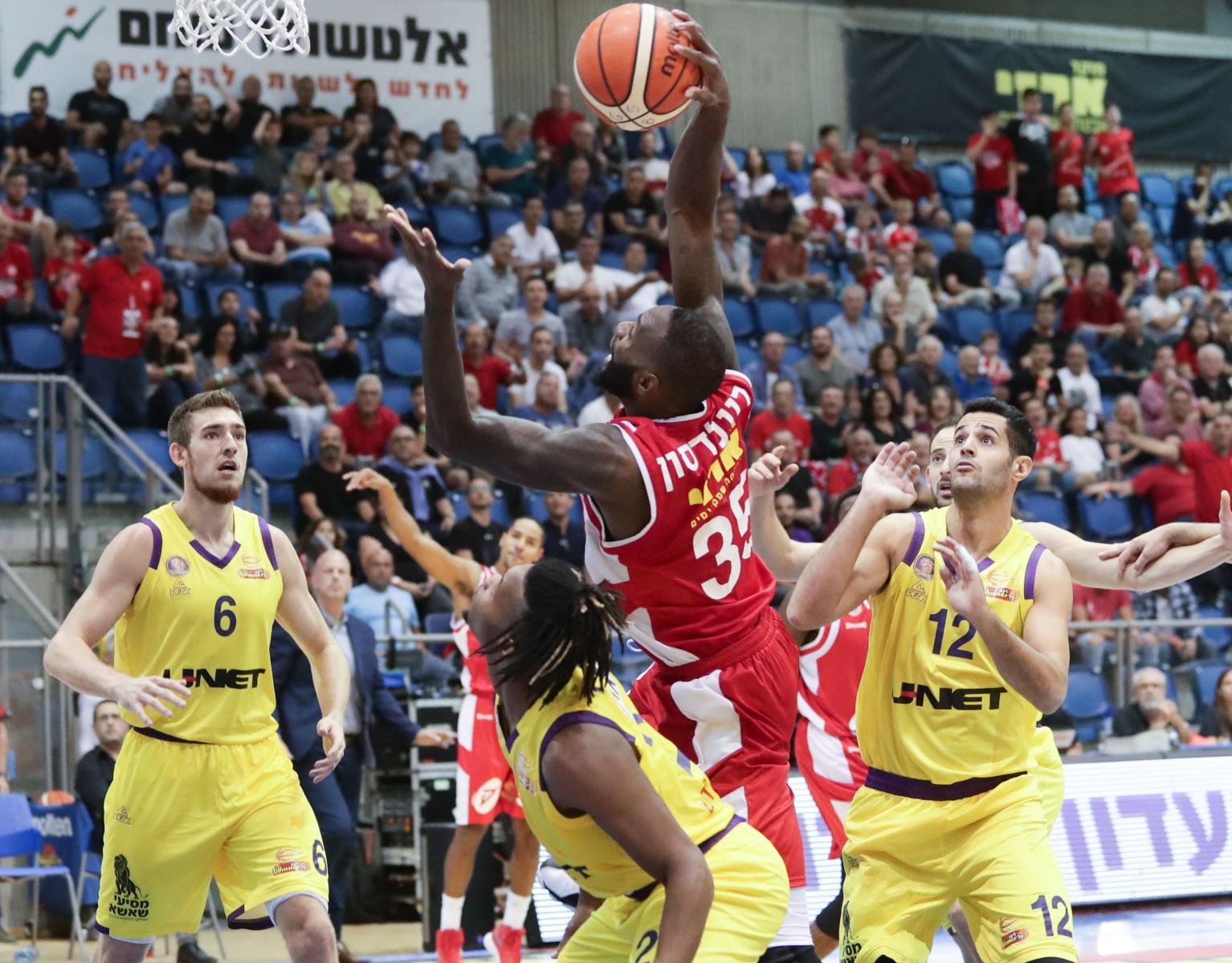 ג'אקים דונלדסון מטביע את חולון במחצית הראשונה. במהלך האחרון הוא לא הלך לסל (צילום: דני מרון, באדיבות מנהלת הליגה)